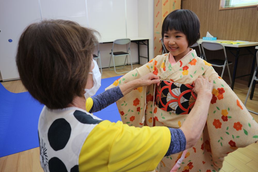 『七五三』

たくましく成長したみんなの成長をお祝い♡

どんな着物や袴を着るのか・・
髪型はどんなのにしようかな・・
ワクワクドキドキしながら楽しみました♡


「かわいい！」
「着るの楽しみにしていたの♡」
着付け中も楽しむAちゃん