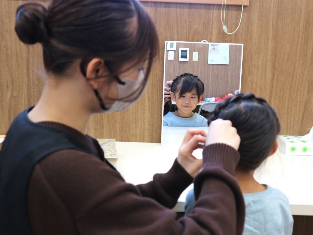 ヘアセットをしてもらうSちゃん
可愛い髪型に鏡を見てニッコリ
園舎を歩いてみんなに見てもらうと
笑顔がはじけました♡