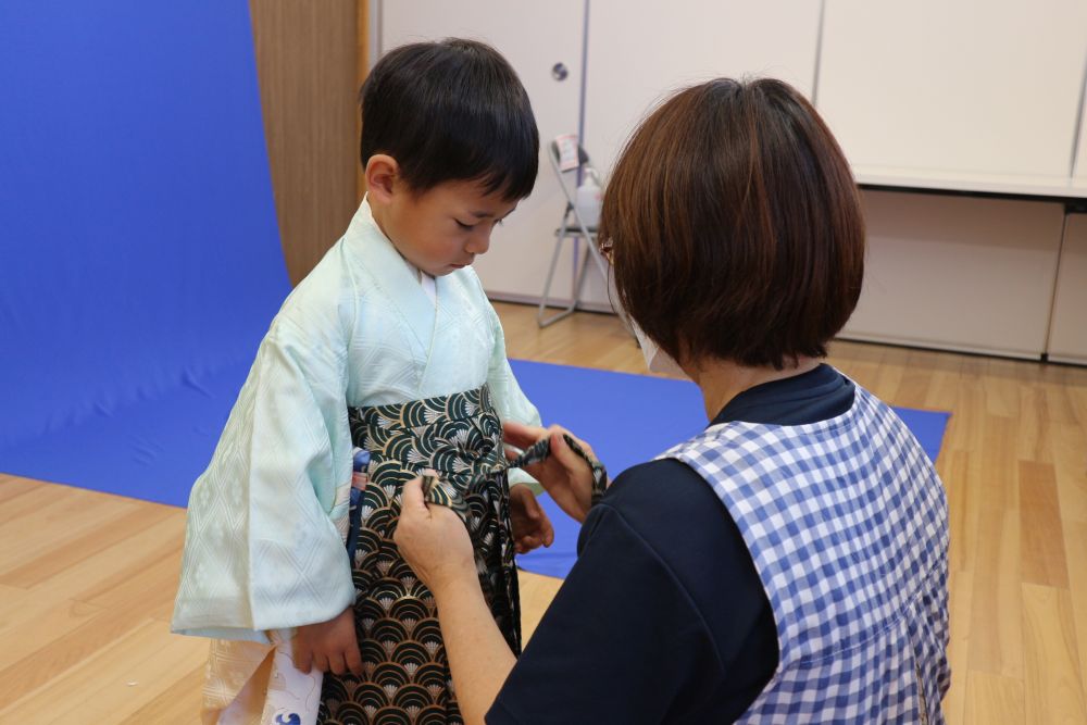 
着付け中・・
ドキドキ緊張した様子でしたが
友達が傍で
「Eくんかっこいいね♡」の声に
照れくさそうに笑う・・♡

