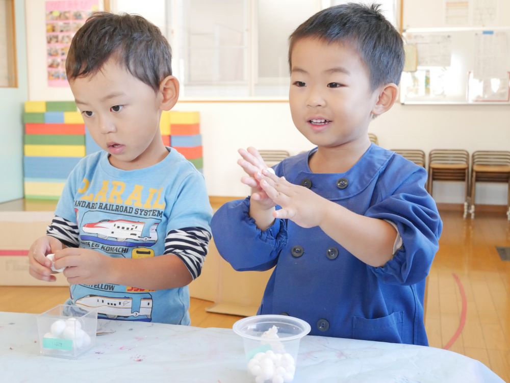 散歩へ行って見つけてきた自然物を使って
みんなの大好きなお菓子作り

ペタペタ・・・ベチャッ・・・
紙粘土の感触が面白くて
手でコネコネ
楽しくって中々やめられない！