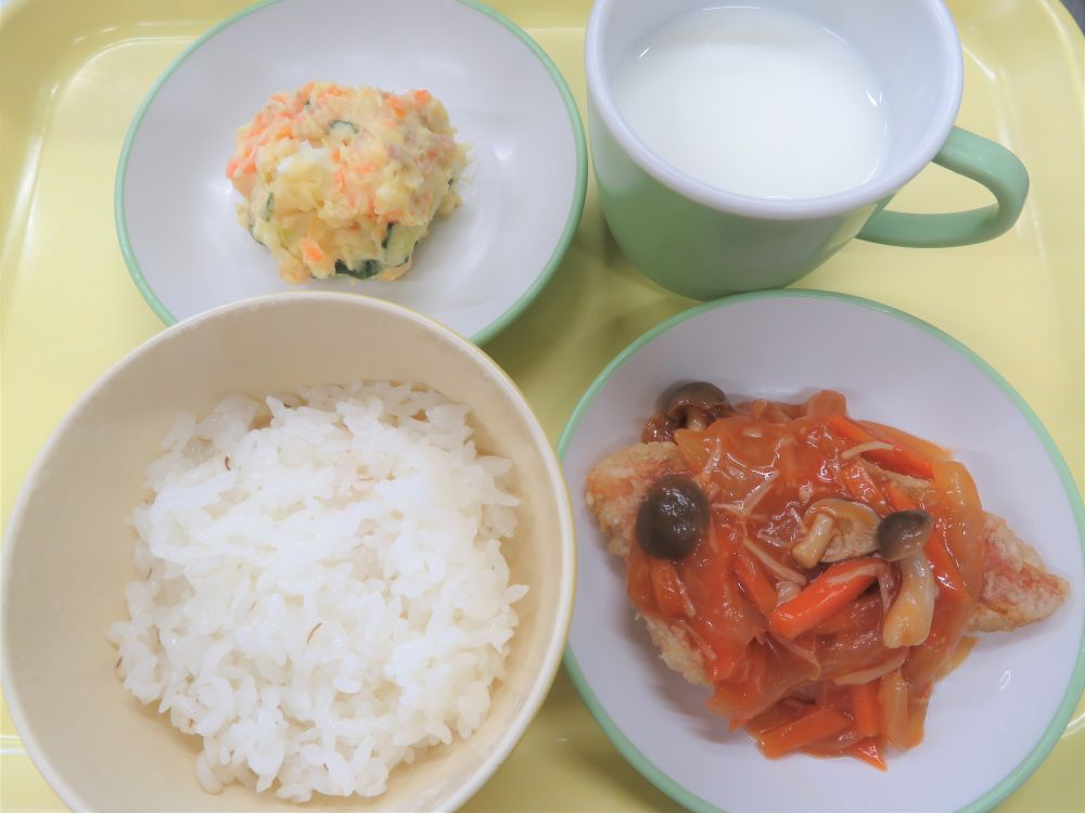 麦ご飯

赤魚のきのこあんかけ

ポテトサラダ

牛乳