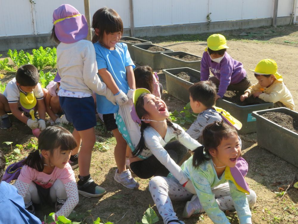 「うんとこしょ、どっこいしょ、それでもお芋は抜けません・・・」

友達といっしょだから楽しいね☆