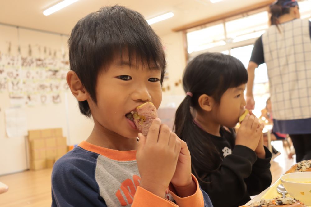 １０月２７日

昨日掘ったさつまいもが給食に登場♪
収穫したおいものうち、小さいものだけを選んで、ふかし芋に変身させました！
小さくてでこぼこしたさつまいもだけど、自分たちで収穫したおいもは何だか愛しい♡
「皮ごと食べて良いの～？」
と、そのままパクリ！
「おいし～い」と大好評♡

残りのさつまいもは、来月、稲刈りしたお米と一緒に炊いて、さつまいもご飯として登場！
自分たちでおにぎりにして食べる予定なので、お楽しみに♪