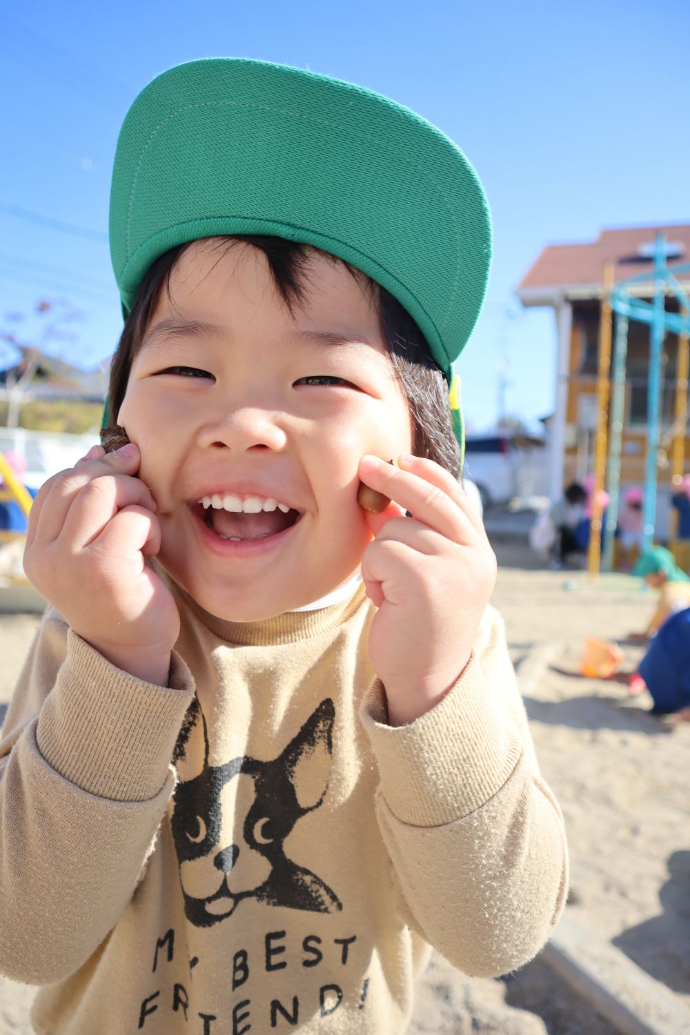 子どもたちにとって、とっても魅力的なもの・・・
それは・・・　どんぐり！！
園庭に転がっていたどんぐりを２つ拾ったRくん
よく観察してみると・・・

Ｒくん　「先生～こっちのどんぐりは、帽子をかぶってるのに、こっちのはかぶってないよ～？
なんでかね～？」
先生　　「なんでだと思う？」
Ｒくん　「う～ん・・・暑かったんかな～？あっ！飛んじゃったのかも！！」

なんとも可愛らしい答えに、ほっこり♡

