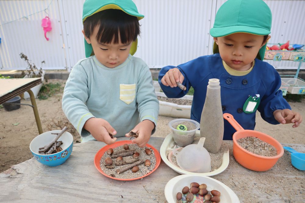 どんぐりや枝を使って・・・

一生懸命何かを作っています
その顔はとっても真剣！！
きっと、『どこに置こうかな～』『どれにしようかな～』と、
頭の中は色々と考えているのでしょう・・・

ただ飾るのではなく、
枝を自分でポキポキと折って、長さを調節しながら飾り付けていく・・・
工夫する姿が見られます♪


