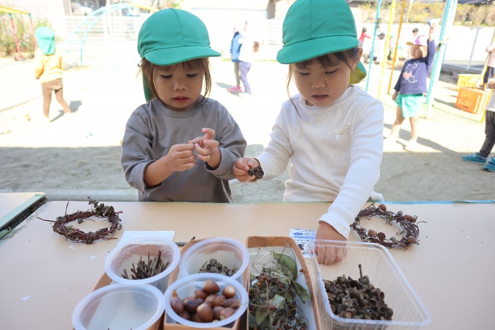 大きいクラスの友達がやっているのを見て、
「作りたーい」と、クマ組さんも♪

さっそく、朝顔のつるをくるくる巻いて・・・
この作業はちょっと難しかったので先生が♪
乾燥させて・・・　その間もワクワクが止まらない♪

いよいよ飾り付け
ボンドを使って、くっつけるのが中々難しい・・・
ころころ転がっていくどんぐり・・・
自分だけの特別なリース♡
どうやって置いたら転がらないかな？落っこちないかな？
試行錯誤しながら作っていきます
