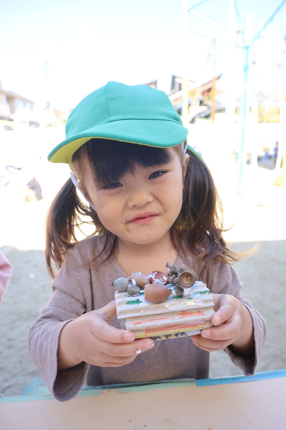 リースを作ったり、たくさんの自然物♪
段ボールの廃材を使って、ロールケーキも作っちゃいました♪

出来上がると本当に嬉しそう♡
作ってる時から楽しい♡
秋の自然物は魅力的がいっぱいです♡