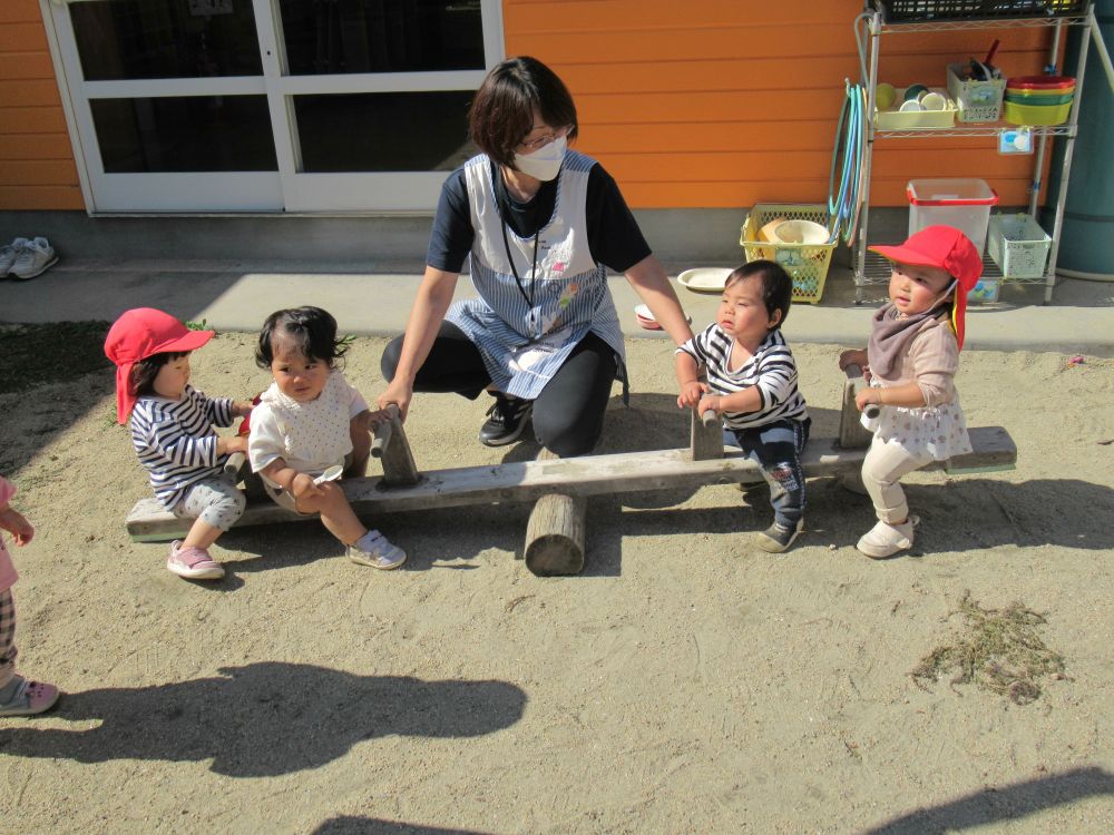 外遊びが気持ちのいい季節になり、園庭での遊びがもりあがっているウサギ組さん
砂場やすべり台、三輪車などそれぞれの遊びをみつけて楽しんでいます


シーソーをみつけて・・
「ぎっこんばったん」言いながら揺らしてもらうのを楽しんでいます