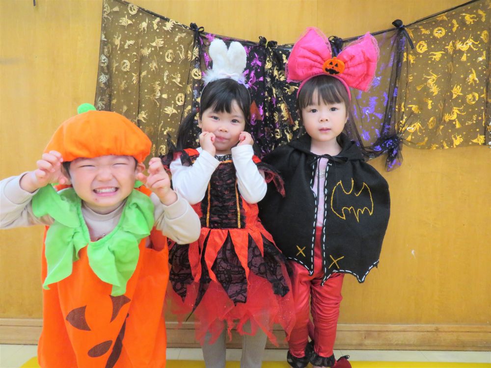 2歳児(クマ組)
かぼちゃのお化けになりきってこの表情！

可愛い2人の魔女も恥ずかしそうにハイポーズ・・・

子どもたちの仮装の可愛い姿と笑顔に癒された先生たちでした♡