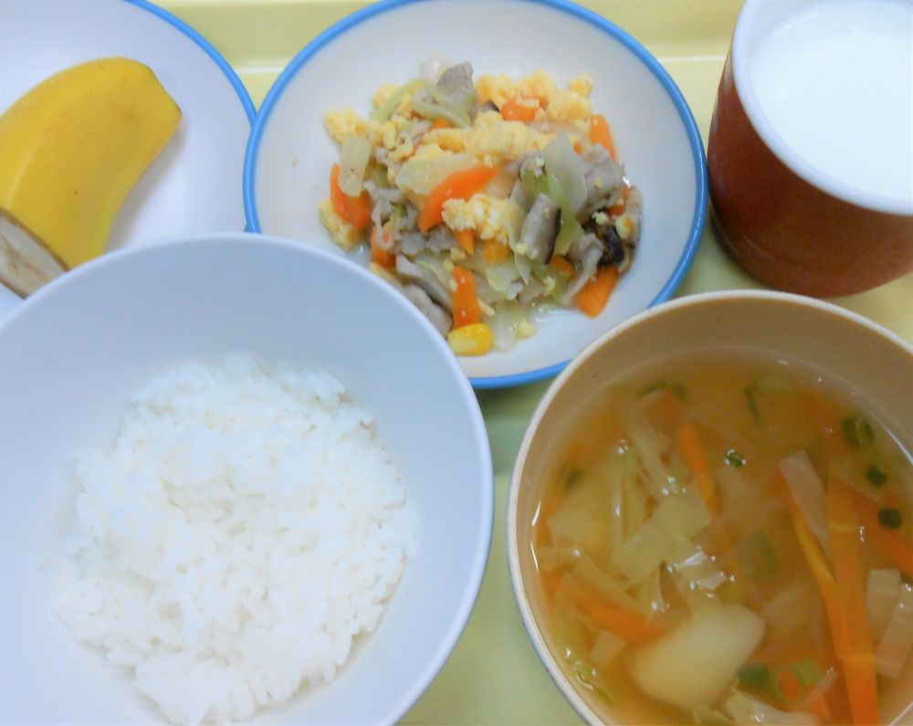 ご飯

豚肉ときゃべつの卵炒め

春雨スープ

バナナ

牛乳