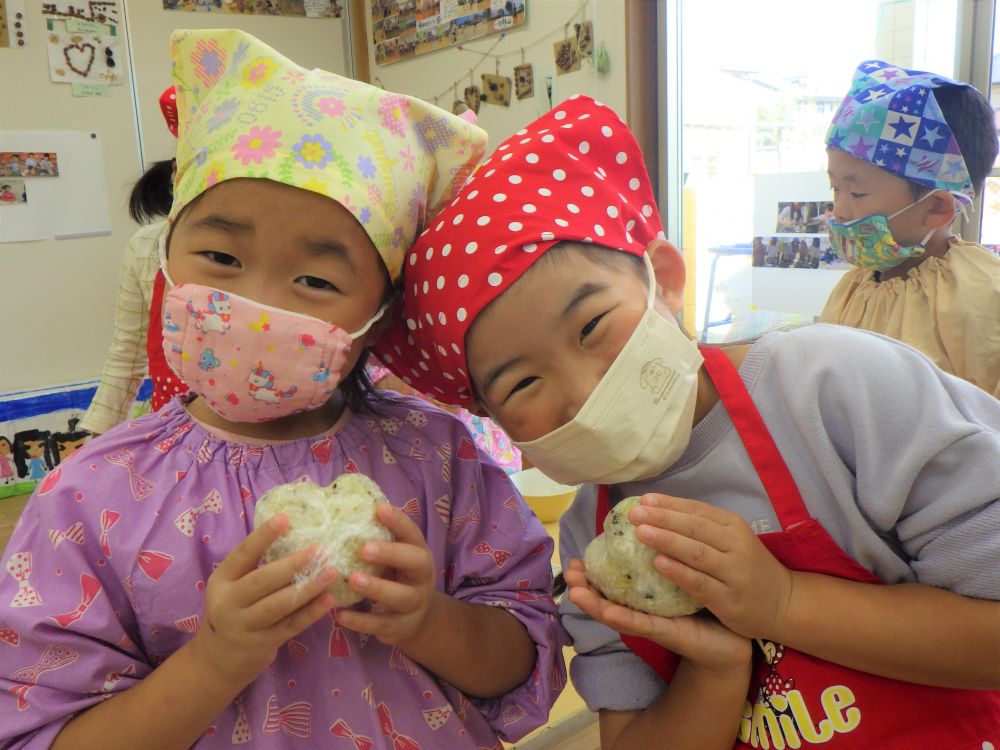 最後は友達同士で見せ合いっこ♡
「おんなじハートじゃね～」と嬉しそう♪
さあ、自分で作ったおにぎりは、どんな味かな。