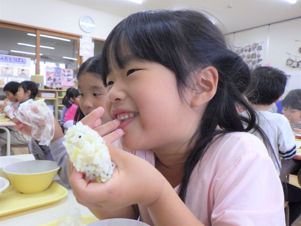 クッキングの後は、そのまま給食の時間♡

作りたてのおにぎりを頬張りこの表情。
嬉しさと美味しさが伝わってきますね♪

今が旬の新米とさつまいも、ぜひご家庭でも、秋の味覚を楽しんでみてください♡