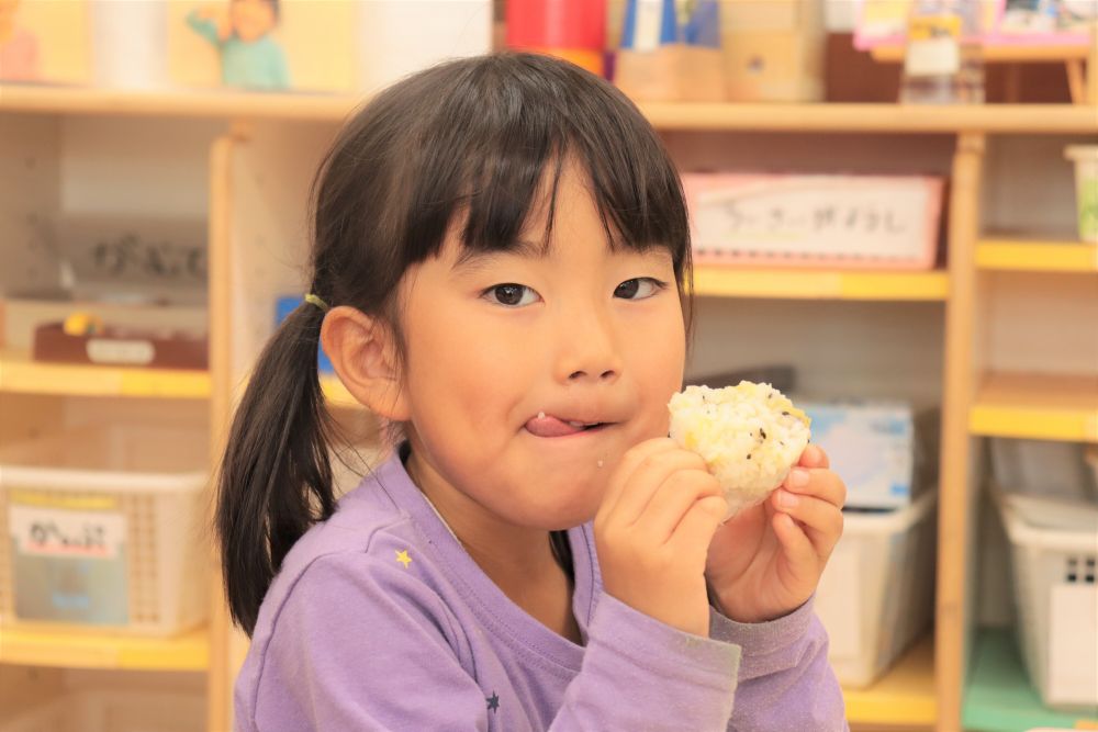 ではでは、喫食

子どもらしくて良い感じですね☆