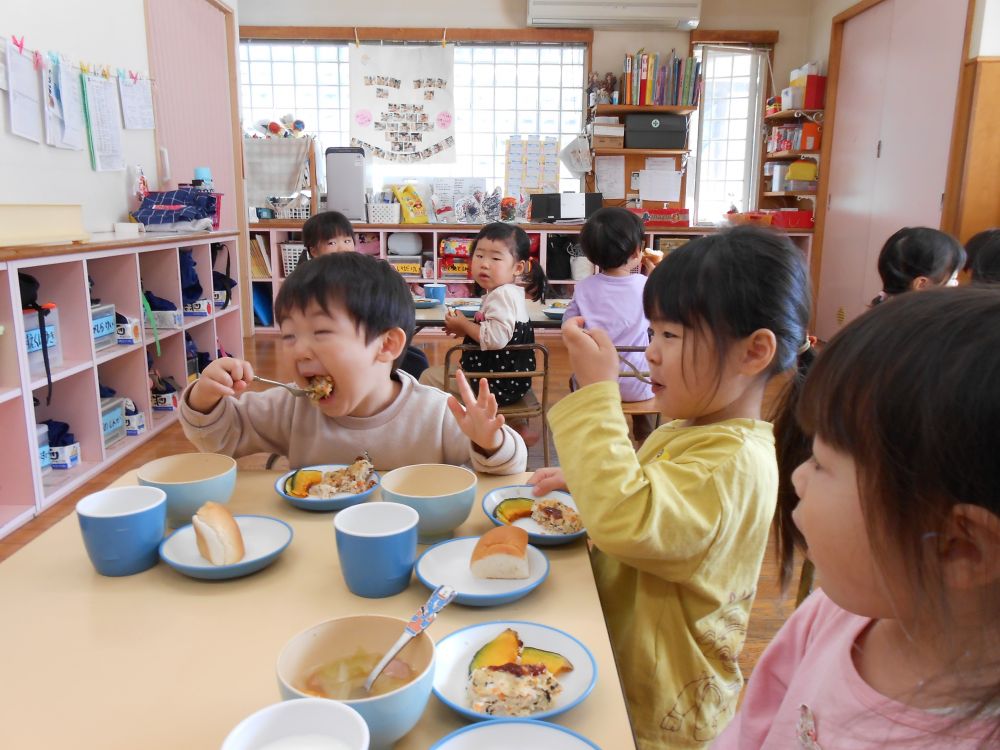 今日の給食は、みんなの人気メニュー【ミートローフ】です。
お豆腐・ひじき・野菜がたっぷり入って栄養満点です！
大きな口でいただきます。
一緒に食べてるお友達も、注目してるよ。
