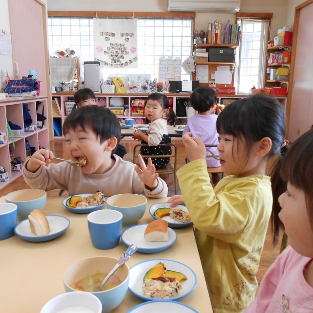 ＊　 給食の時間の様子　（あいはうす）　＊