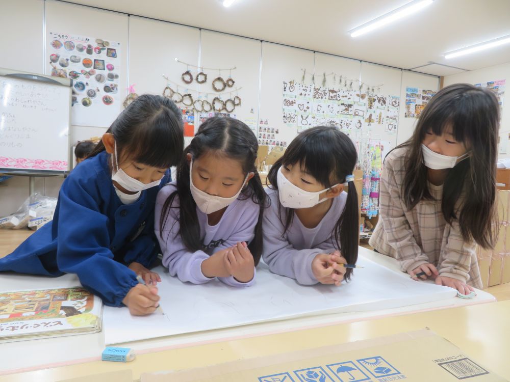 商品も良い感じでそろってきたのでお店の看板作りに取り掛かります
発想力豊かな子ども達、どんな看板が出来上がるか楽しみです