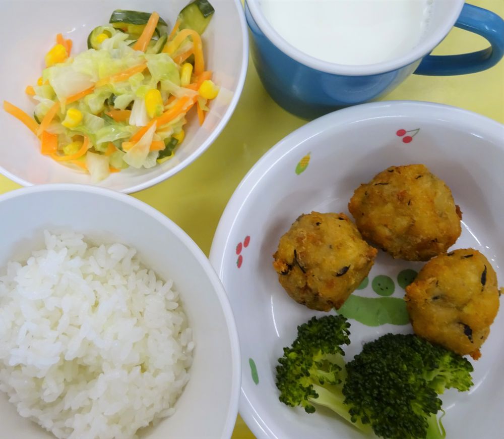 ご飯

豆腐とツナのまりあげ

ゆでブロッコリー

コールスローサラダ

牛乳