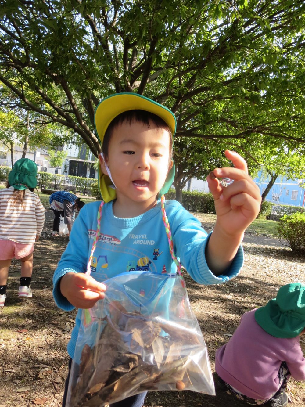 天気もよく、心地よい秋風も吹いて・・・
そんな日はおさんぽ日和♪
東尾道公園までおさんぽ♪



公園に着くと・・・
「どんぐりあったよー！！」と、D君！！
D君のおさんぽバックの中には、落ち葉もたくさんは集めています