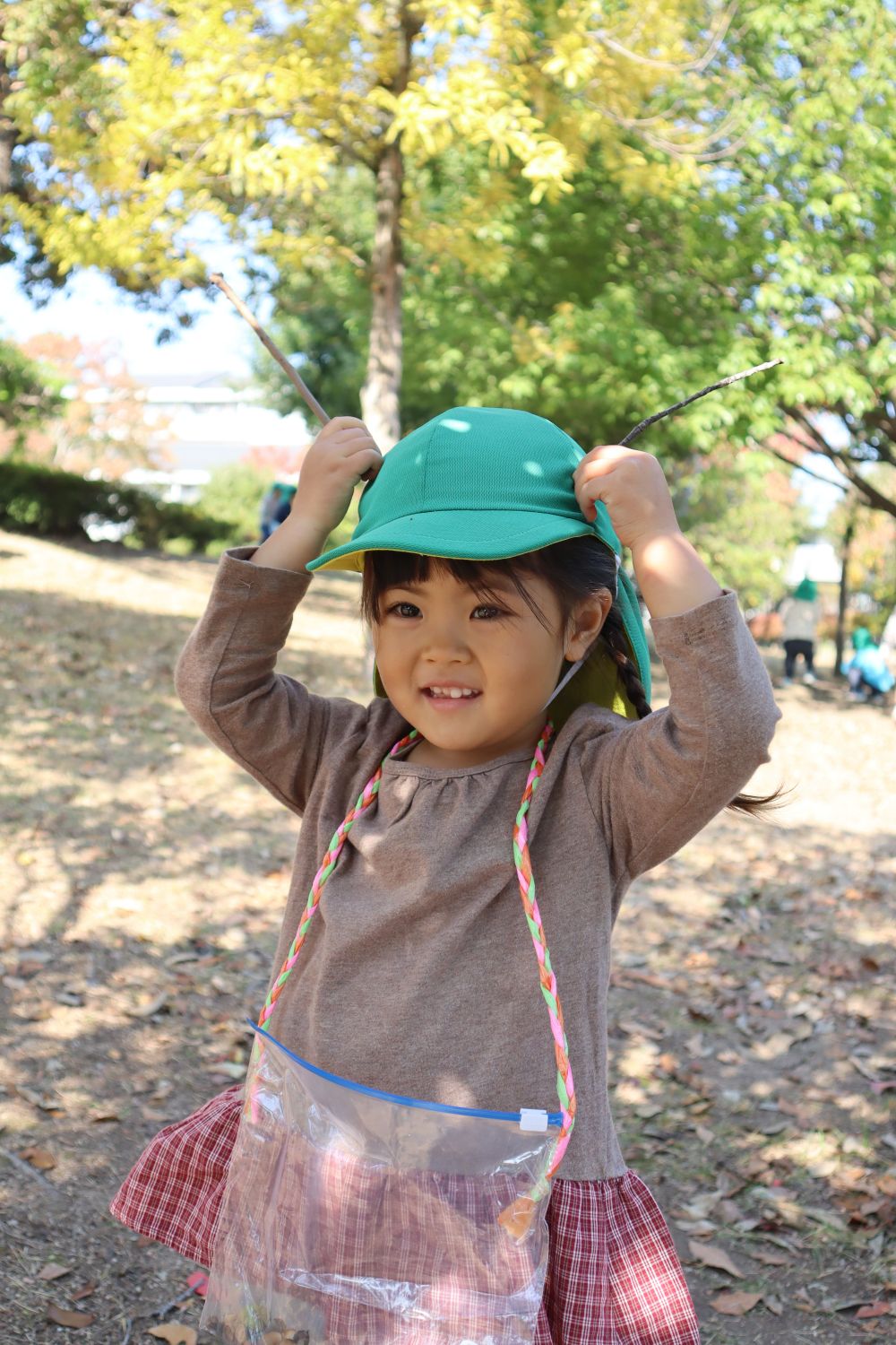 Aちゃんは、枝を見つけて・・・
Uちゃんと一緒にうさぎさんに変身♪

先生は、「かわいいトナカイさんだね♡」と、言ってしまいました（笑）