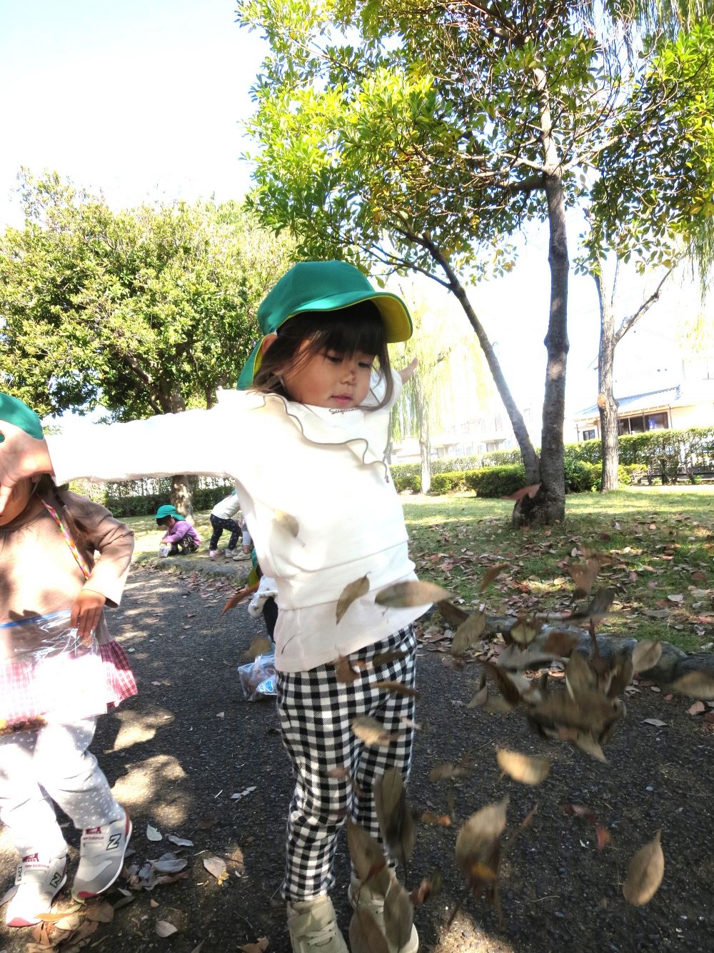 たくさんの落ち葉を集めて・・・
「見ててねー！！」と、Sちゃん

バサー！！！

と、舞い上げて・・・【落ち葉のシャワー】