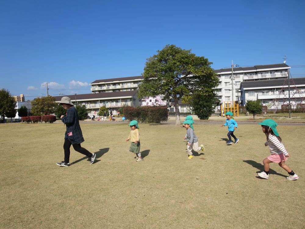 自然物集めの後は、
広い芝生で追いかけっこ大会！！

ほんとに走るのが大好きなクマ組さんです♡