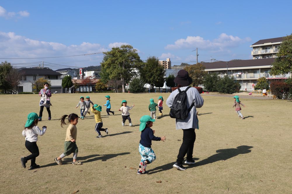 先生も一緒に走って楽しみます♪

「次は、まゆみ先生を追いかけるー！！」と、クマ組さん
まゆみ先生急いで逃げます！！
でも・・・もう追いつかれそう！！