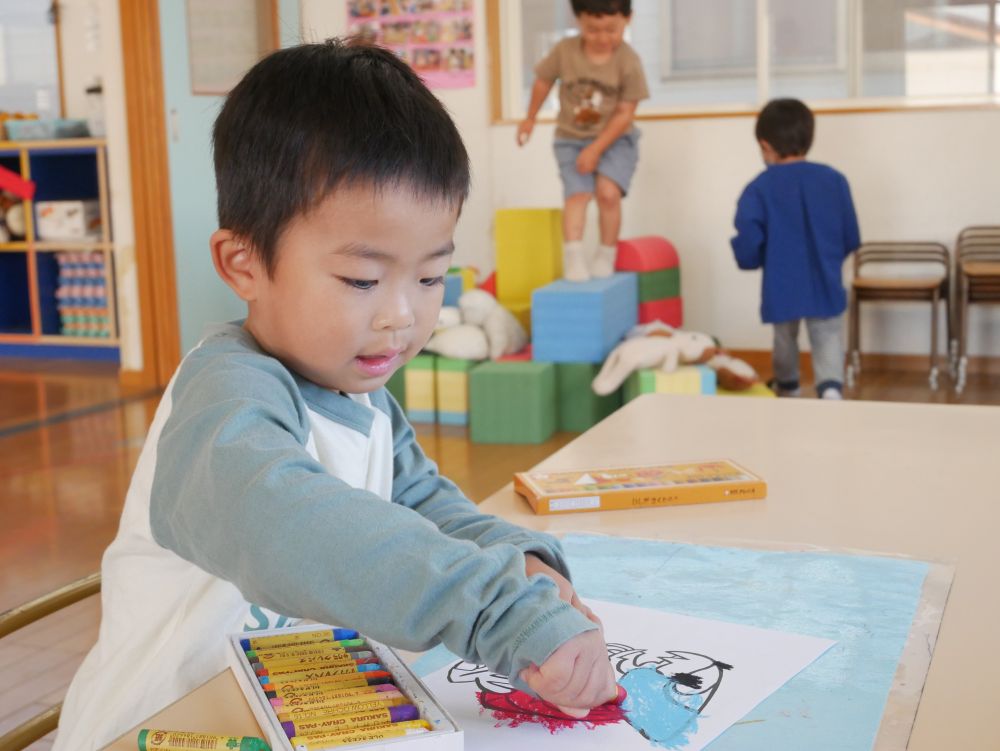 『ぼくはウオノラゴン・・・』
『赤赤あか～青青あお～』
憧れをイメージし塗り絵をするSくん
大好きなキャラクターだから
配色にも詳しい！！