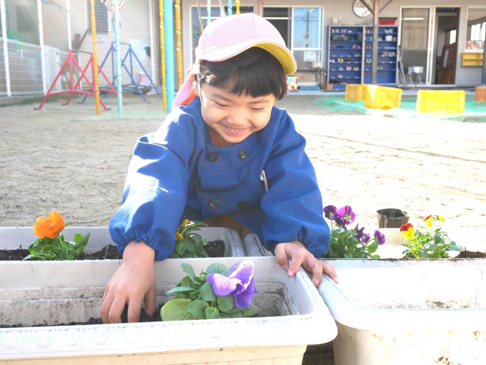 春に咲く花を植えよう
土を触ると・・
ふわふわ・・ぱらぱら・・ざらざら・・
色々な感触が楽しめます
手や服は汚れてどろどろになるけど
土を触って遊んだ経験は一生の宝物♡
これからもそんな機会を
たくさん作っていきたいと思います