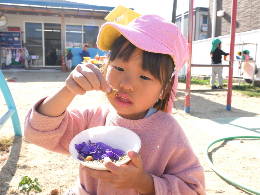 花を植えているのかと思っていたら
あれあれ？
途中から土の中の幼虫探しに・・
それも楽しい♡
むしろそこがメインな子どもたち（笑）
