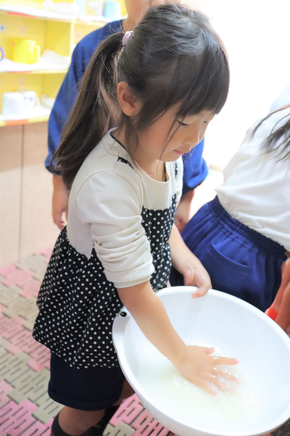 ＊秋の味覚＊

季節も秋になり、先日、村上のおじいちゃんに稲刈りをさせていただいたお米をおじいちゃんが精米をして届けて下さいました。
そしてキリン組さんはいきいき畑にさつまいもを植えていたので、芋掘りに行き立派はさつまいもを収穫してきました。

さあ♪材料も揃ったので【さつまいもおにぎり】に挑戦！

まずは、お米を洗いましょう！
少し洗う場所が狭いのかお米が流れていく姿が見られました。

「たいへんーー　ひろって～」
「小さくてつかめんーー」
「私が拾うよー！！」
「ありがとうー」

友達と協力しながら大切なお米を拾いました。
微笑ましく、少し温かい気持ちになりました。


