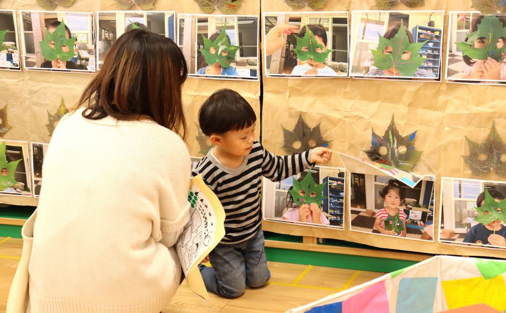 「これはIちゃん」「これは○○ちゃん」「これは○○くん」・・・・

友達の紹介はどんどん続く・・

「Kっくん友達いっぱいだね♡」　と・・
１人１人の紹介を丁寧に聞くお母さん　素敵ですね