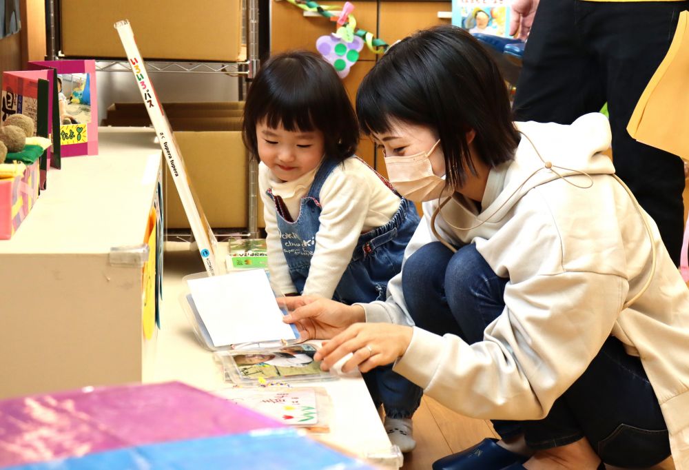 ゆったり　オルゴールを聴きながら・・

今日はおうちの人と♡
一緒に絵本を見たり・・　友達の写真をみたり・・

“安心する人と”　“一緒”　“ゆったり”　・・が、こころの栄養になるように思います
乳児期は特に　ゆったり笑いながら　こころにいっぱい栄養をためたい・・　