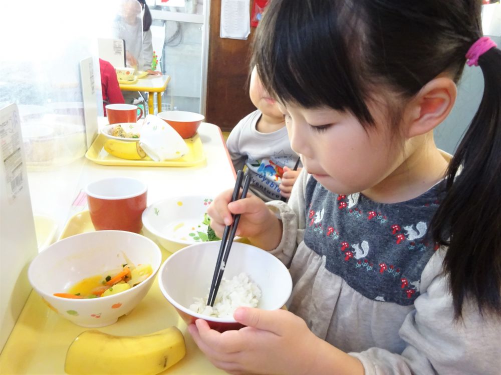 食欲の秋ですね。

門田認定こども園の子ども達も食欲の秋のようです♡
もりもり週間は期間が終わりましたが毎日もりもり食べてくれています。
そして給食時間はおしゃべりは出来るだけしないでねと伝えているせいかしっかり黙食をしています。
でも・・・給食先生が覗いてみると、小さな声で
「せんせー、今日の給食おいしいよ」
と遠慮がち声をかけてくれる子もいます♡