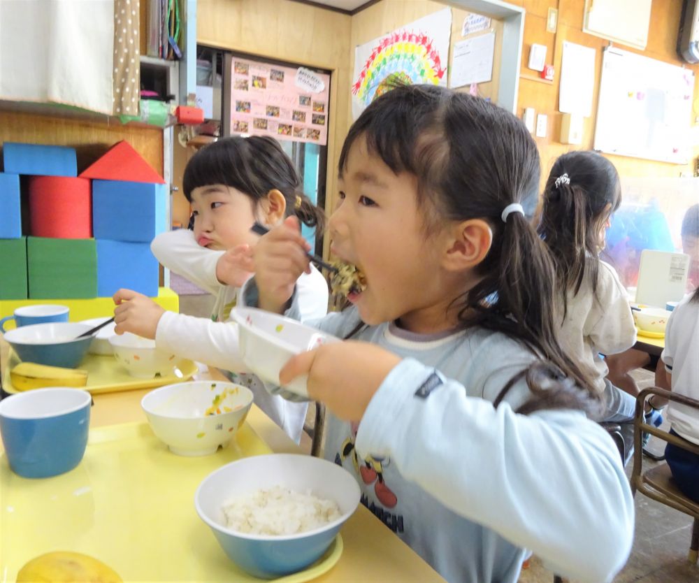 「Mちゃん、今日は何が好き？」
「嫌いなものがある・・・でもちょっと食べる・・・」

姿勢も良く、お箸も上手に使えているMちゃん。
給食先生に苦手な物を教えてくれました。でもみんな苦手な物はあるから無理せずにゆっくりでいいよ！