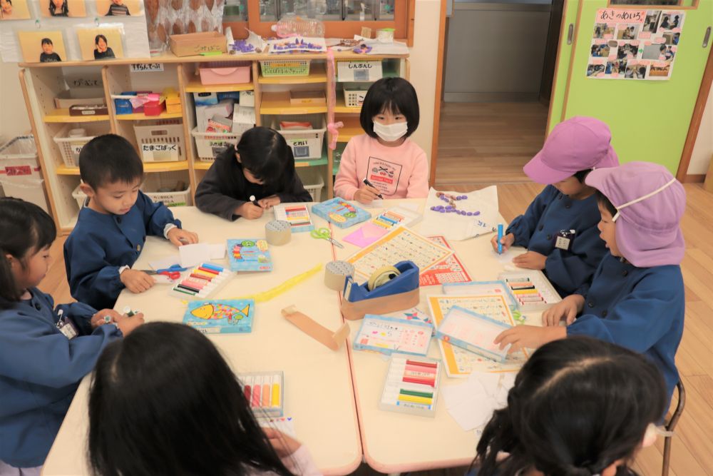 朝の会、特別な事は無く普段と同じだったのですが
人間切羽つまると本領を発揮するのでしょうか？
いつもは和気あいあいと楽しい雰囲気で遊びを進めていますが、いよいよ明日となると全員が真剣に協同遊びに取り組みます

「楽しい遊びにしたい」
「みんなに喜んでもらいたい」
そんな気持ちが伝わってきます