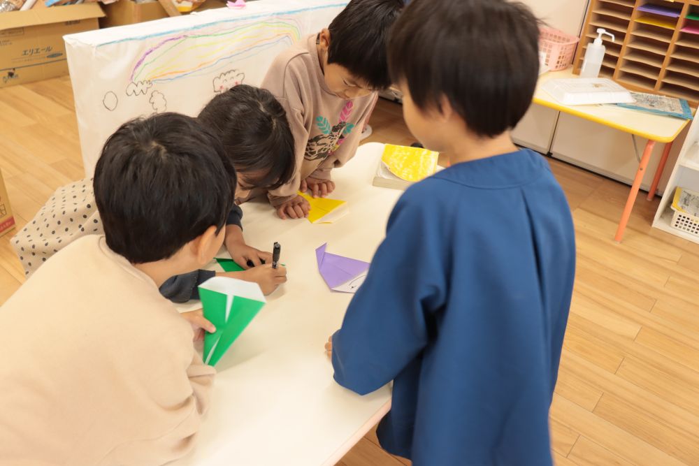 カボチャの馬車を作った「のりもの」チームは折り紙でお化けを折って飾り付け☆
ここでも、折り紙を折ったり、顔を描いたり、それを糊で貼り付けたりとみんなで協力