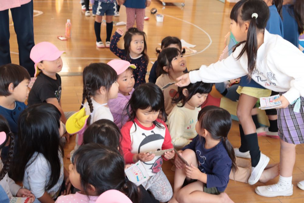 その後の活動もあるので、時間を決めてやりましたが「まだやりたい！」の声がたくさん・・・

しかし、せっかく作ったチケットを配りにいかなければなりません
各クラスを回ってチケットを配り明日のプレゼン❕

