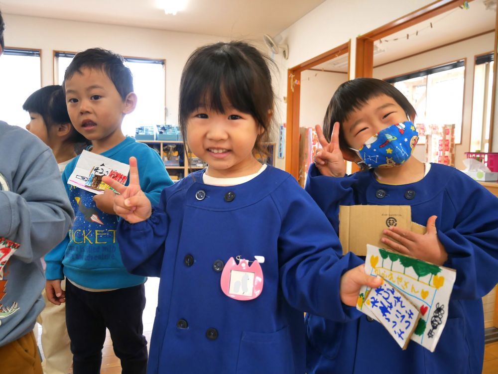 キリン組さんの【いろいろありますしょうてんがい】に呼ばれて・・・
昨日から楽しみに持っていたチケット♡
『やったー！チケット持って遊びに行く』とリス組さん
