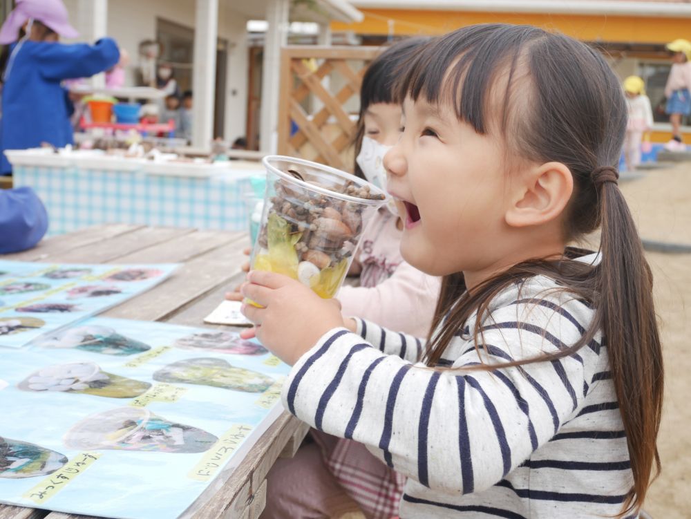 まず園庭に見えたのがカフェ
秋の自然物でできたお菓子やごちそうがいっぱい
思わず食べてみたくなるような作品に
『お姉ちゃんたちこれ作ったの？』
『すごーい！！』
キリン組さんへの憧れの気持ちが芽生えています♡
