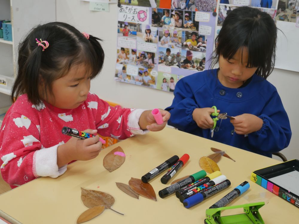 おしゃれやさんでは・・・
Ⅿちゃんがキリン組のNちゃんと一緒にアクセサリー作り♡
『こここうやって描いたらイイよ』
教えてもらったことを聞きながら集中して作るⅯちゃん
この経験が『自分たちもやってみたい！』の気持ちに繋がるのでしょうね