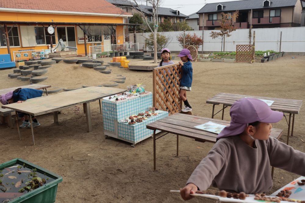 園庭では秋の自然物を使ったドングリカフェ屋さん

さぁいよいよオープンです