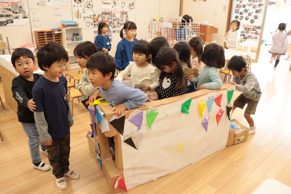 さっそくゾウ組さんのお迎えに行きました
お客さん約6人乗りでかなりの待ち時間がありましたが、あきらめて歩いていく子はおらず、カボチャの馬車はゾウ組とキリン組の保育室を行ったり来たり・・・みんな喜んでいます