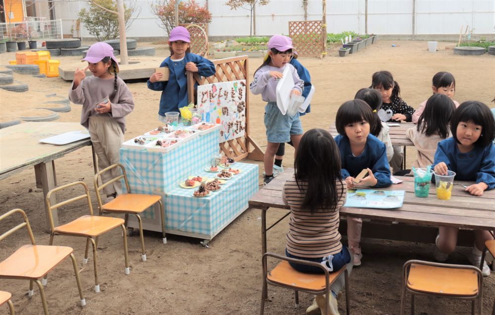 いきなり大繁盛のカフェ屋さん
たくさんのお客さんに店員さん大忙しです