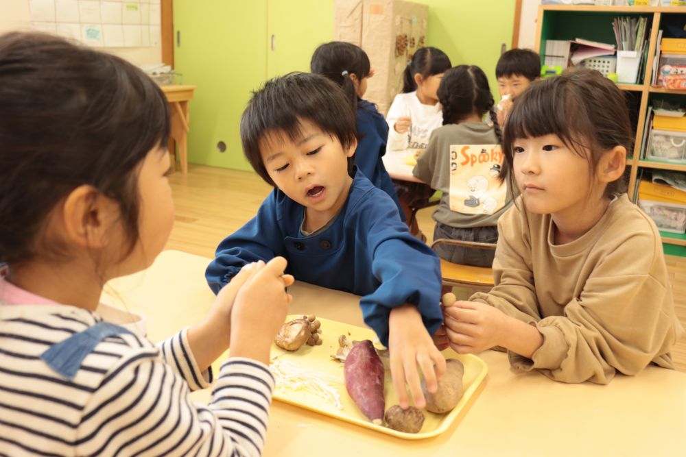 今日は秋が旬の食べ物のお話☆

キノコとお芋、見た目も味も種類によって全然違います
触ってみたり、匂いを嗅いでみたり様々な方法で確かめるキリン組さんたち