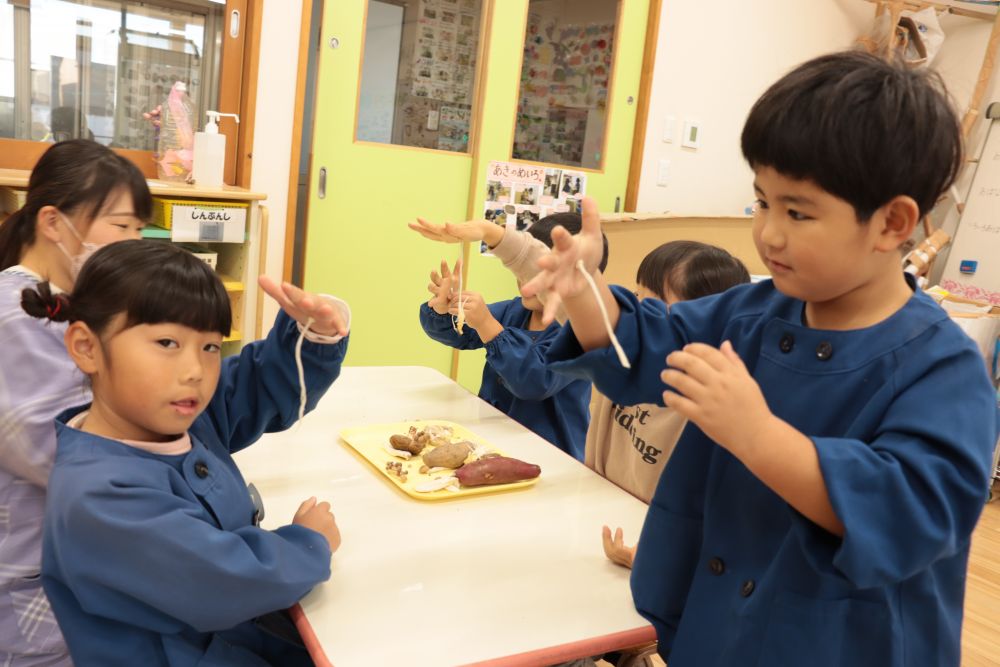 答え合わせの後はお楽しみ？
食べ物で遊んではいけませんと怒られそうですが・・・

誰がやり始めたのか？
「見て見て、くっついた」
みんなでキノコをくっつけて遊びました