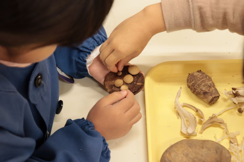 これは・・・？
アンパンマンかな？

本田先生「今日の給食にキノコとお芋2種類ずつ入っているから探してみてね♡」

さぁ、何が入っているでしょうか？
答えは食育レポをご覧ください！