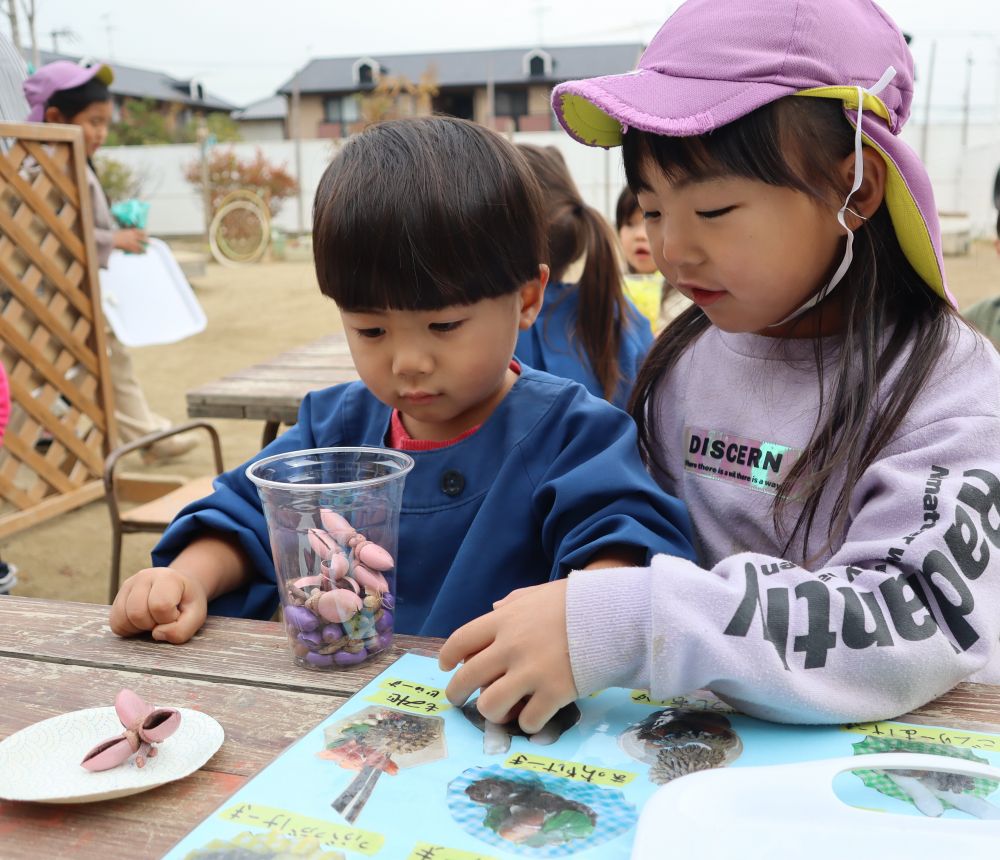 どんぐりむらのカフェに到着♪

メニュー表を見せてもらって、
「これはね・・・」と、メニューの内容の教えてもらうKくん

