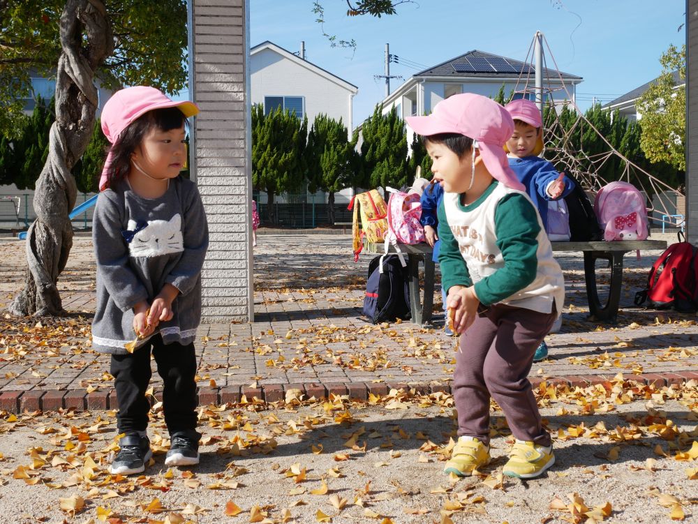 『ねぇYちゃん！いっぱい葉っぱを集めて！』
『よいしょよいしょ』
2人で一緒に葉っぱを集めて・・・