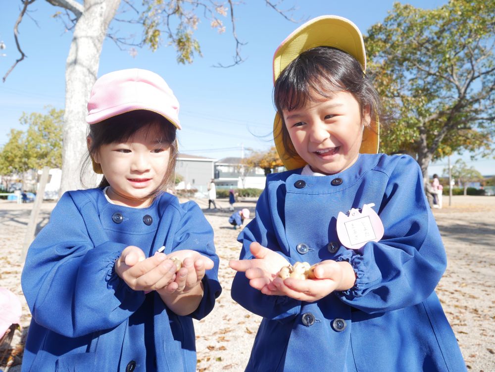 深まる秋・・・
いつもよく行く公園も
なんだか違った景色に見える♡

『見て見て！こんなものみーつけた！』
『これ多分ブルーベリーじゃろう！』
（本当かなぁ？）