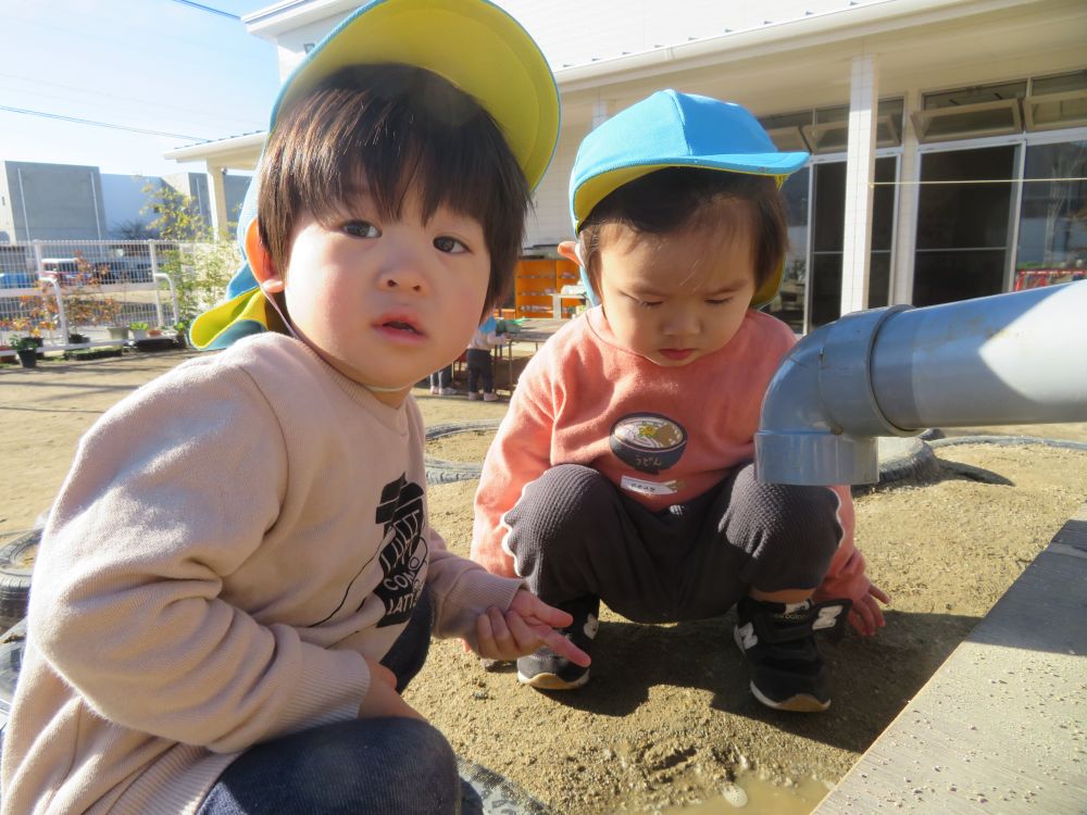 今日はお弁当の日♡

子ども達も朝からいつもと違う雰囲気にワクワク
今日は気分を変えて第3園庭で遊びました

第3園庭では珍しい物がいっぱい！

ポンプが気になるR君とY君「どうしてここから水が出るの？」

と指をさし不思議そうに見つめています

